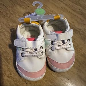New Carters baby white crib walker tennis shoes NWT 0-3 months